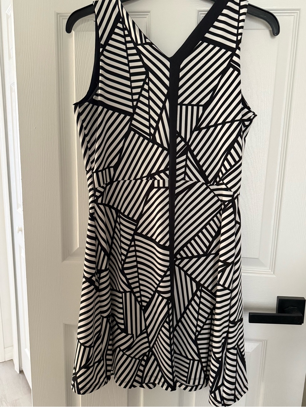Title Nine Dream Dress - Black & White Geometric V-Neck - Size L - Picture 2 of 8